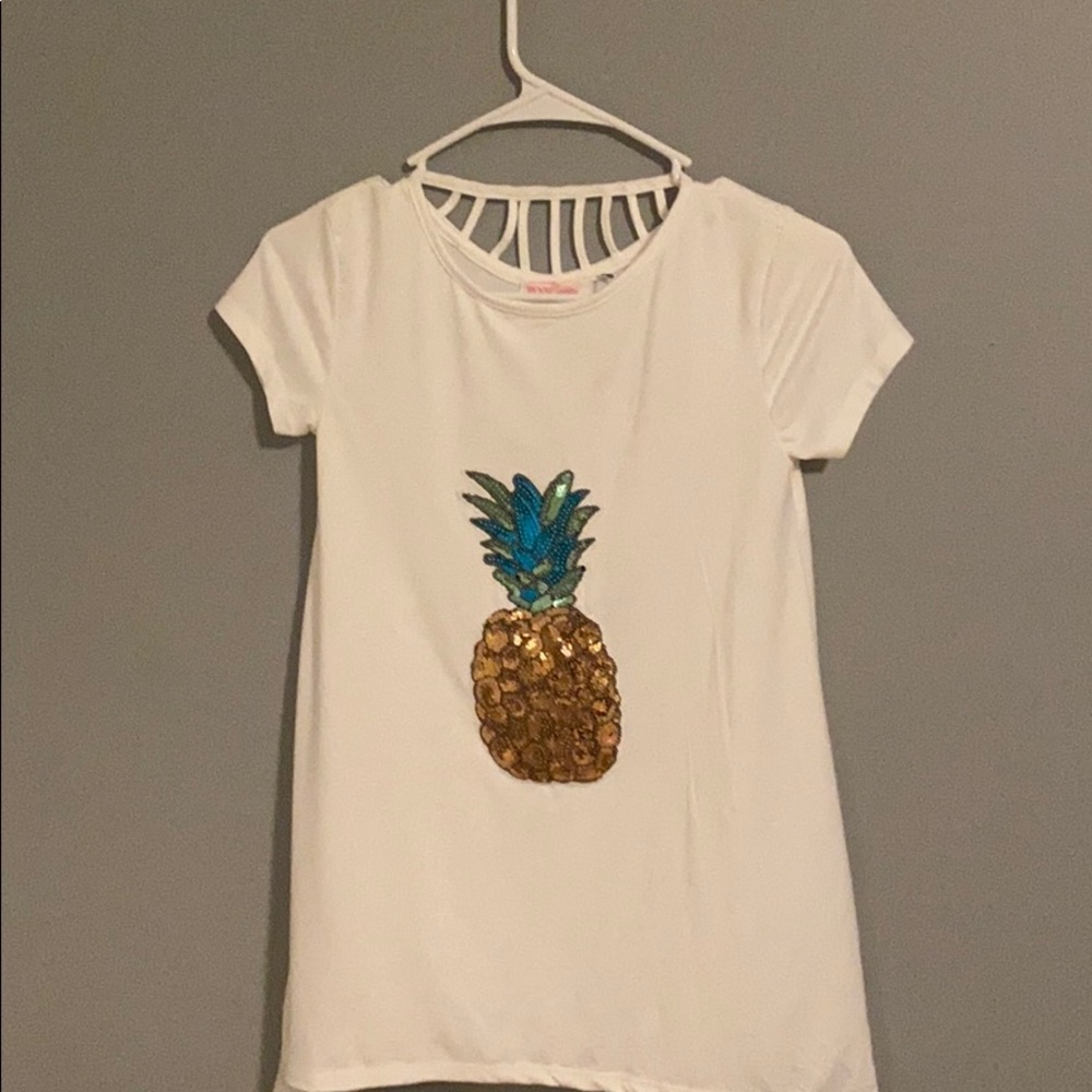 Cute little white t-shirt